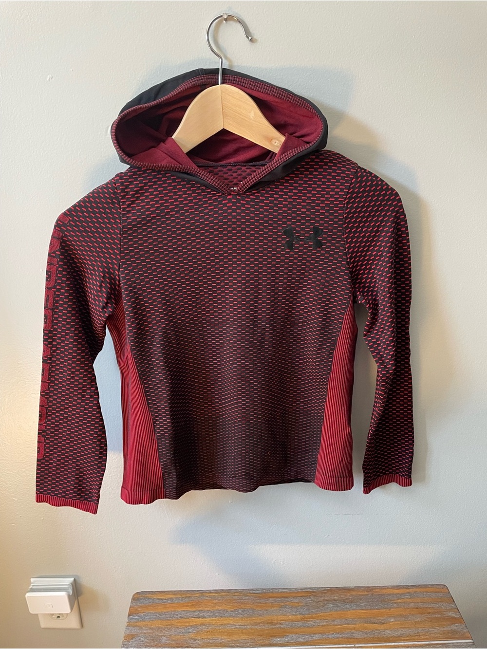 Under Armour youth boys size small lightweight heatgear hoodie